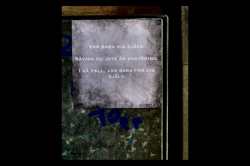 GUSSY. Gussy Löwenhielm är en flitig medarbetare i Opulens. Hösten 2024 påbörjade han ett nytt projekt med titeln ”Oroat”. Nu är ”Oroat”  ett återkommande inslag i vårt magasin. "Oroat". Gussy, Gussy Löwenhielm, humor, konst, konstprojekt, underskruvat