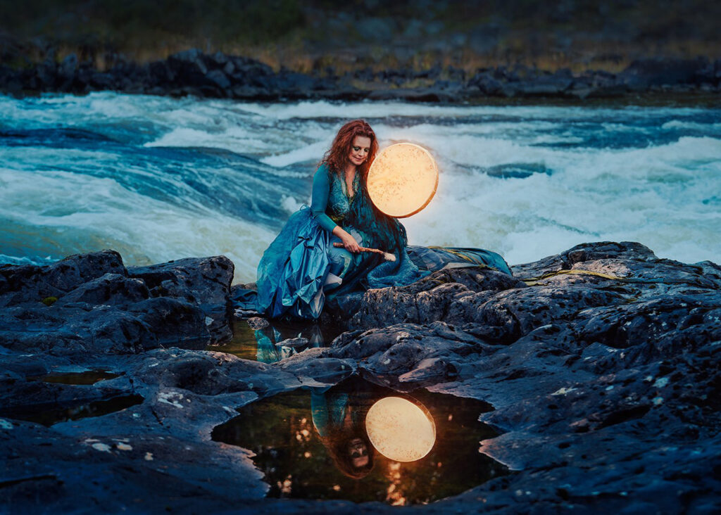 KONSERT. Rikard Rehnbergh har med stor behållning sett Elin Teilus med band framföra konsertföreställningen "Ovaddo" (samiskt ord för mirakel) i Östersund. musik, samisk kultur, Sápmi, konsert, konsertföreställning, jojk, scenshow