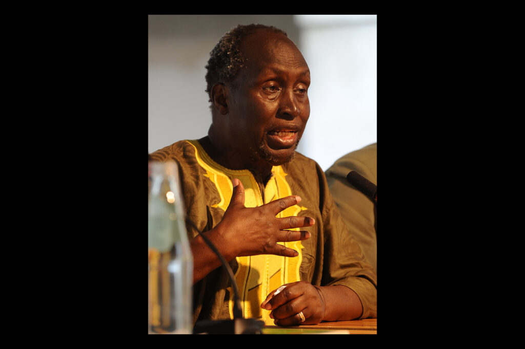 Ngũgĩ wa Thiong'o. Den under många år ständigt återkommande Nobelpriskandidaten, kenyanen Ngũgĩ wa Thiong'o är nu död. Carsten Palmer Schale har skrivit ett minnesord med särskilt fokus på det sena mästerverket ”The Perfect Nine”. Nobelpriskandidater, Ngũgĩ wa Thiong'o, afrikansk litteratur, berättarkonst, Kenya, romankonst, prosakonst,