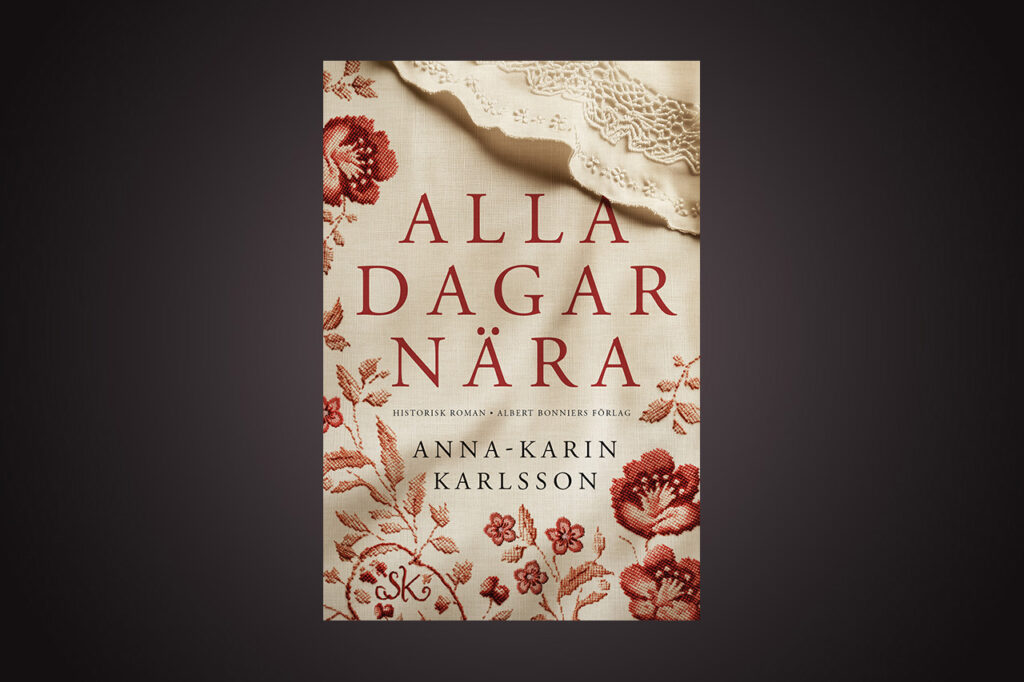ROMAN. "Anna-Karin Karlsson har ett vidunderligt vackert språk, rikt och med en poetisk mättnad." Det skriver Bo Bjelvehammar som läst hennes roman ”Alla dagar nära”. En bok han betecknar som rik och särdeles angelägen. historisk roman, historia, 1800-talet, klassamhälle, fattigdom, Småland, svenskspråkig litteratur, berättarkonst, romankonst,