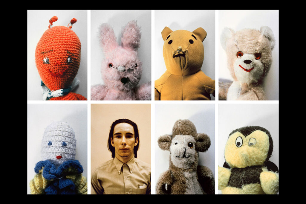 MIKE KELLEY. ”Det är just i den oförklarliga dubbelheten Mike Kelleys storhet står att finna.” Det skriver Maria Johansson som har sett Moderna museets aktuella Kelley-utställning i Stockholm. konst, Laurie Anderson, samtidskonst, Moderna museet, utställningar, konstutställning, amerikansk konst,