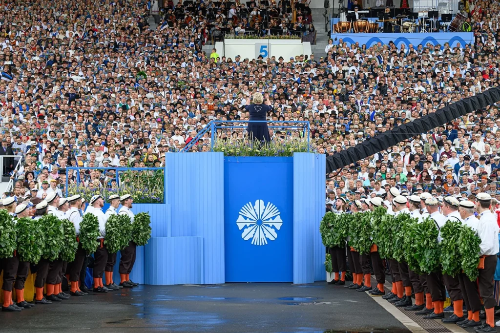 SÅNGFESTIVAL. Arne Melberg har besökt den stora estniska sångfestivalen Laulupidu i Tallinn. Den har djupa historiska rötter och är tillika ett inslag i Estlands upprustning och försvar. Här följer hans rapport. musikfestival, festival, musik, Arne Melberg, Estland, Sovjetunionen,