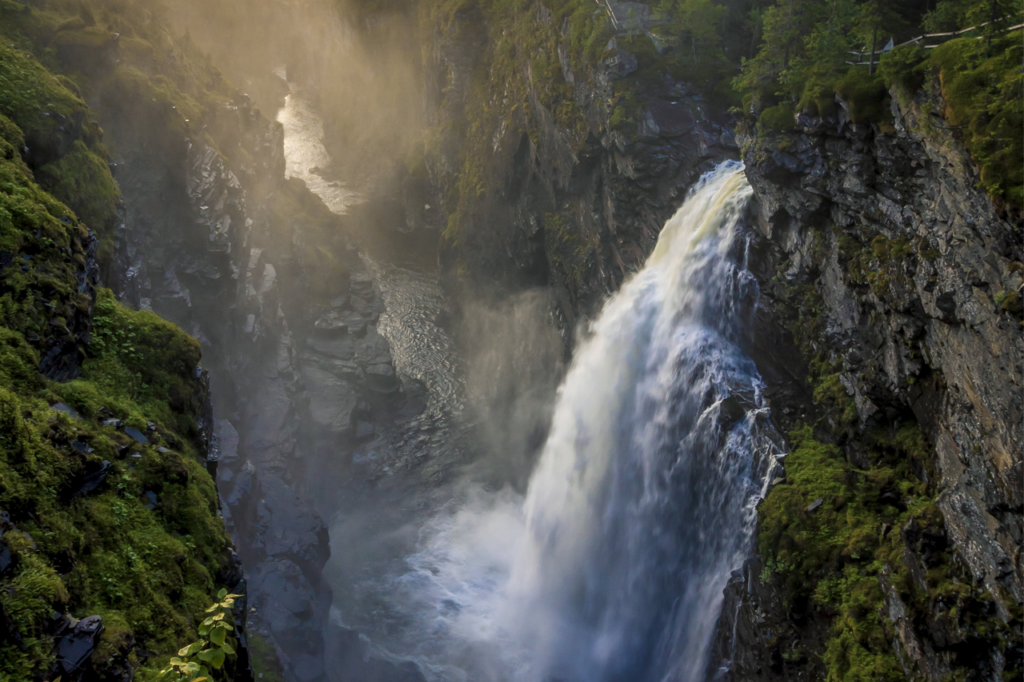 NATUREN. Det dags att erkänna naturens rätt att existera – och ge den samma juridiska tyngd som mänskliga rättigheter. Här förklarar Emil Siekkinen varför detta är så viktigt. naturens rättigheter, juridik, miljöfrågan, samhällsdebatt, vattenfall, Emil Siekkinen, naturskydd, samerna,