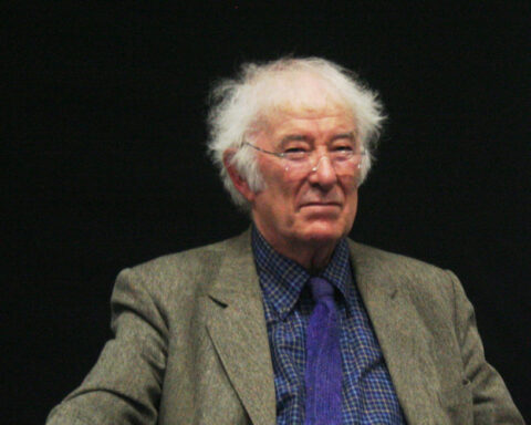 Heaney. Med utgångspunkt i ett möte med poeten en majdag 1989 gör här Michael Economou en djupdykning i Seamus Heaneys författarskap. Nobelpristagare, litterära klassiker, lyrik, poeter, dikter, litteraturhistoria, engelskspråkig litteratur, Irland,