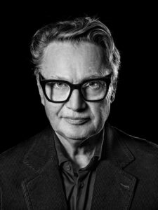 SLAS. ”'Vem älskar Slas?' kan verkligen rekommenderas till alla som känner till Stig Claesson men vill veta mer." Det skriver Elisbeth Brännström som läst Håkan Laghers biografi över författaren och konstnären.