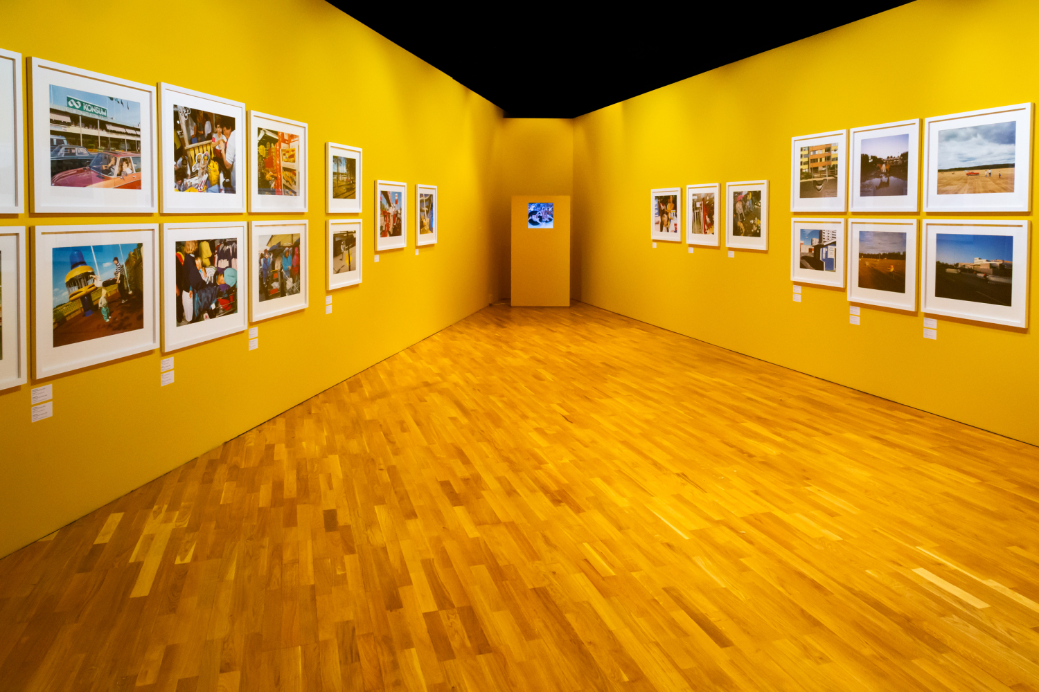 Tunbjörks fotokonst. Fotografen Lars Tunbjörk skildrade nedmonteringen av folkhemmet. Maria Johansson har sett en utställning med bilder som ”bubblar av berättelser”.fotokonst, foto, fotografi, Maria Johansson, utställningar, konstutställning, dokumentärfotgrafi.