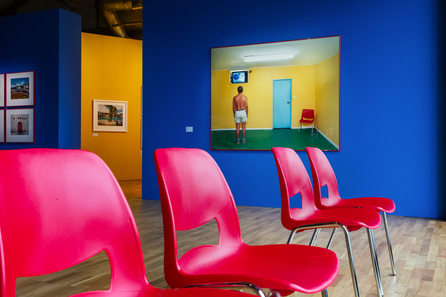 Tunbjörks fotokonst. Fotografen Lars Tunbjörk skildrade nedmonteringen av folkhemmet. Maria Johansson har sett en utställning med bilder som ”bubblar av berättelser”.fotokonst, foto, fotografi, Maria Johansson, utställningar, konstutställning, dokumentärfotgrafi.