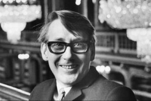 SLAS. ”'Vem älskar Slas?' kan verkligen rekommenderas till alla som känner till Stig Claesson men vill veta mer." Det skriver Elisbeth Brännström som läst Håkan Laghers biografi över författaren och konstnären.