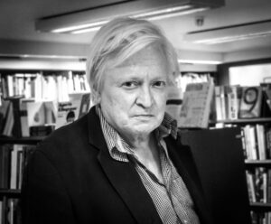 ANTOLOGI. ”Sammanfattningsvis utgör ”Ett berg av liv” ett genomtänkt Stig Larsson-porträtt med stretig charm.” Det skriver Bo Bjelvehammar. Stig Larsson, postmoderism, Victor Malm, Daidalos, biografier, skrivande, litteraturvetenskap,