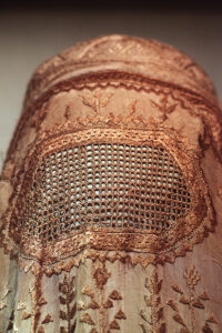 BURKA. KD-ledaren Ebba Busch talar om kulturkrig och vill förbjuda burka och niqab i offentliga miljöer. Lars Thulin ser hur Tidölaget försöker plocka billiga poäng men han benar också upp frågan som landar i ett dilemma.politik, Tidölaget, KD, Ebba Busch, integration, migration, invandrare, 