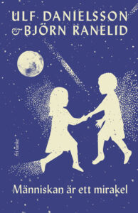 BOK. ”Fantasin är ursprunget till all kunskap och samtidigt är fantasin själva kärnan i existensen. Det ena ger det andra. Detta är en bok att sluka!” Det skriver Carsten Palmer Schale som läst ”Människan är ett mirakel” av Ulf Danielsson och Björn Ranelid. 