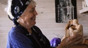 DOKUMENTÄRFILM. ”’Farmors leriga händer – en film om Lisa Larson’ är en fin och lyhörd dokumentärfilm som du inte skall missa!” Det skriver Ingela Brovik.keramik, dokumentärfilm, filmkonst, dokumentär, Ingela Brovik, konst,