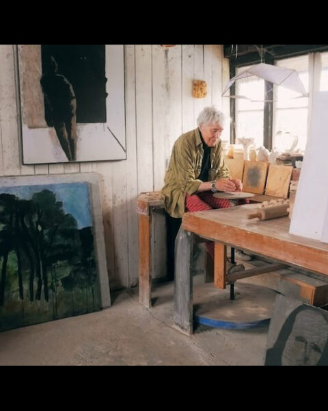 DOKUMENTÄRFILM. ”’Farmors leriga händer – en film om Lisa Larson’ är en fin och lyhörd dokumentärfilm som du inte skall missa!” Det skriver Ingela Brovik.