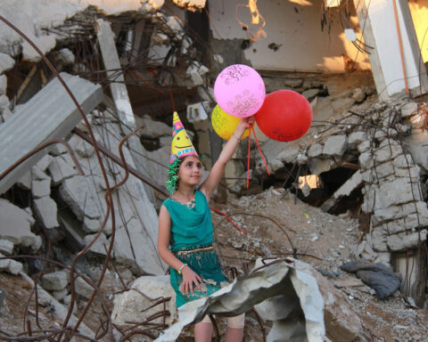 GAZA, Nu när en bräcklig vapenvila råder gör Lars Thulin ett försök skriva om kriget i Gaza. Det gör han i form av en saga skriven för barn. Israel, Palestina, Gaza, krig, Mellanöstern, imperialism, kolonialism,