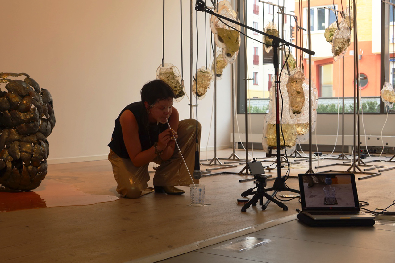 Heidi Edström. UTSTÄLLNING. Maria Johansson skriver om en aktuell utställning, ”Vaska guld”, med verk av Heidi Edström. Det är konst som både triggar och berör. konst, konstutställning, svenska konstnärer,