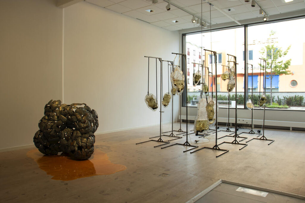 Heidi Edström. UTSTÄLLNING. Maria Johansson skriver om en aktuell utställning, ”Vaska guld”, med verk av Heidi Edström. Det är konst som både triggar och berör. konst, konstutställning, svenska konstnärer,