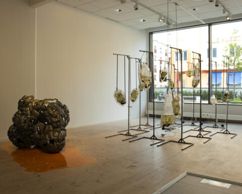 Heidi Edström. UTSTÄLLNING. Maria Johansson skriver om en aktuell utställning, ”Vaska guld”, med verk av Heidi Edström. Det är konst som både triggar och berör. konst, konstutställning, svenska konstnärer,