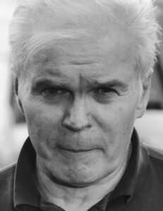 UKRAINA. Historikern och författaren Lars Gunnarsson urskiljer två vitt skilda narrativ när det gäller konflikten mellan Ryssland och Ukraina. Han anser att medierna svikit folket genom att låta det första värderingsbaserade västliga narrativet vara allenarådande.Ukraina, Ryssland, Putin, Zelenskyj, Nato, neutraliteten, historia, kalla kriget, andra världskriget, Ukrainakriget, Lars Gunnarsson, 