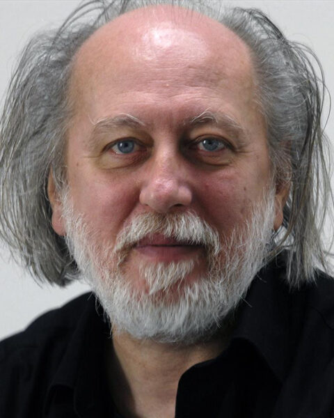 Krasznahorkai. László Krasznahorkai har tilldelats årets Nobelpris i litteratur. Med anledning av detta så återpublicerar vi Gregor Flakierskis recension av Nobelpristagarens roman "Herscht 07769". Nobelpristagare, Nobelpriset i litteratur 2025,