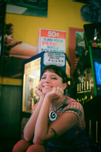 MAE POWELL. ”Det är svårt att inte smittas av hennes positiva anda, och visst förförs man av hennes själfulla röst,” skriver Erik Bovin som lyssnat på Mae Powells nya album.indiepop, pop, skivnytt, skivsläpp, Erik Bovin, popmusik, jazzinfluenser,