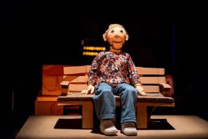 MALMÖ DOCKTEATER. ”Det här är rent av en närmast magisk dockteaterföreställning, sevärd för alla,” skriver Ingela Brovik som sett en aktuell uppsättning med Malmö Dockteater.Malmö Dockteater, drama, dramatik, teater, dockteater, scenkonst, 