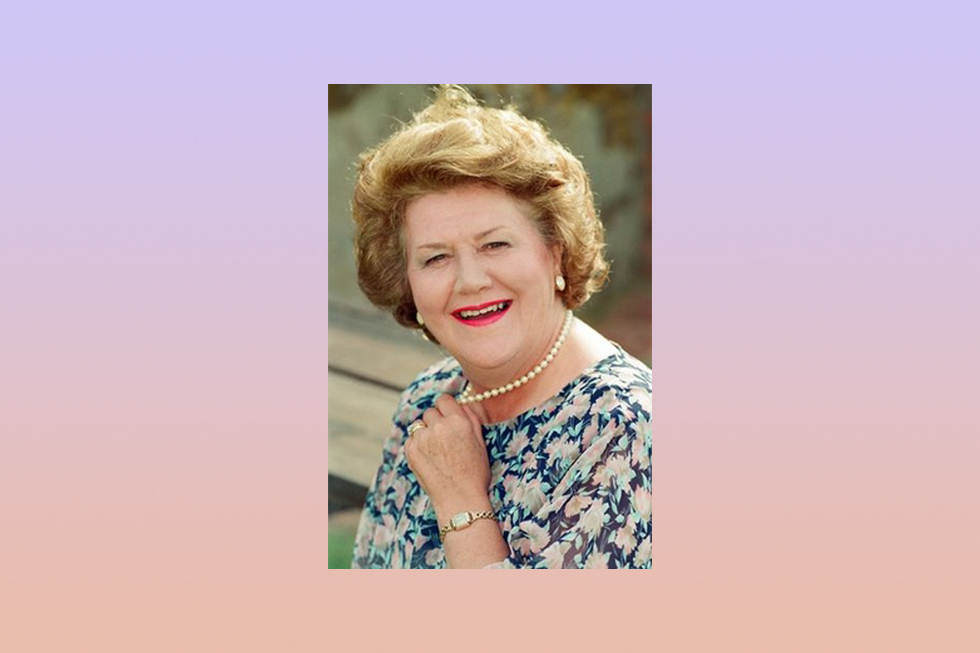 TV-SERIE. Nyligen avled Dame Patricia Routledge. Filip Hallbäck minns en skådespelare som briljerade i rollen som Mrs Bucket i tv-serien ”Skenet bedrar”. teater, tv-serier, skådespelare, komedi, brittisk tv-serie, humor,