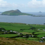 LANDSKAP. Kan själen ha ett landskap? Den frågan försöker Stellan Lindqvist besvara i denna essä. Bland annat skriver han om två specifika öar. Irland, Skottland, själen, Stellan Lindqvist, öar, landskap,