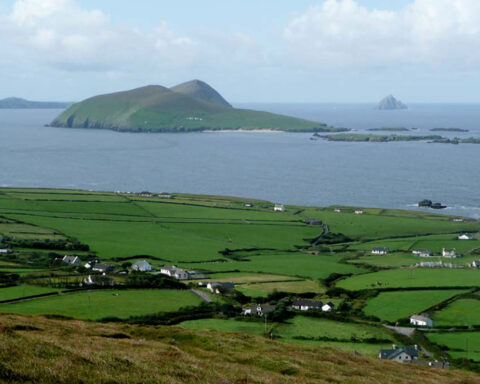LANDSKAP. Kan själen ha ett landskap? Den frågan försöker Stellan Lindqvist besvara i denna essä. Bland annat skriver han om två specifika öar. Irland, Skottland, själen, Stellan Lindqvist, öar, landskap,