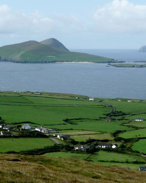 LANDSKAP. Kan själen ha ett landskap? Den frågan försöker Stellan Lindqvist besvara i denna essä. Bland annat skriver han om två specifika öar. Irland, Skottland, själen, Stellan Lindqvist, öar, landskap,