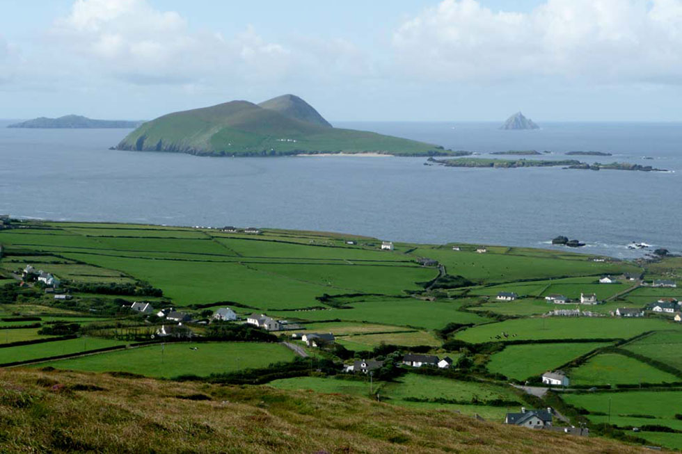 LANDSKAP. Kan själen ha ett landskap? Den frågan försöker Stellan Lindqvist besvara i denna essä. Bland annat skriver han om två specifika öar. Irland, Skottland, själen, Stellan Lindqvist, öar, landskap,