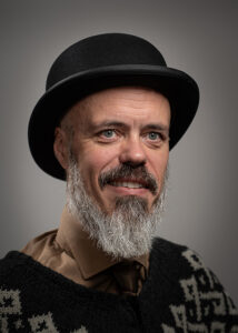 Eiríkur Örn Norðdahl. ”’Naturlagarna’ är definitivt Eiríkur Örn Norðdahls bästa roman hittills. Han är en mycket skicklig stilist, vars språk är mycket uttrycksfullt,” skriver Thomas Almqvist som läst den isländske författarens överdådiga berättelse.berättarkonst, Eirikur Örn Norddahl, Island, isländsk litteratur, prosa, roman