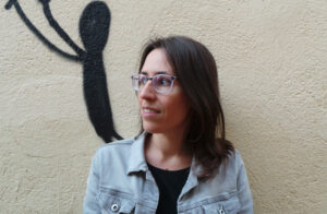 Eva Baltasar. ROMAN. Thomas Almqvist har läst Eva Baltasars roman ”Boulder” och uppskattar såväl det förtätade berättandet som den djärva metaforiken. Samt inte minst det queera perspektivet.Eva Baltasar, katalansk litteratur, Katalonien, lesbisk kärlek, queer, Rámus, spanskspråkig litteratur, 