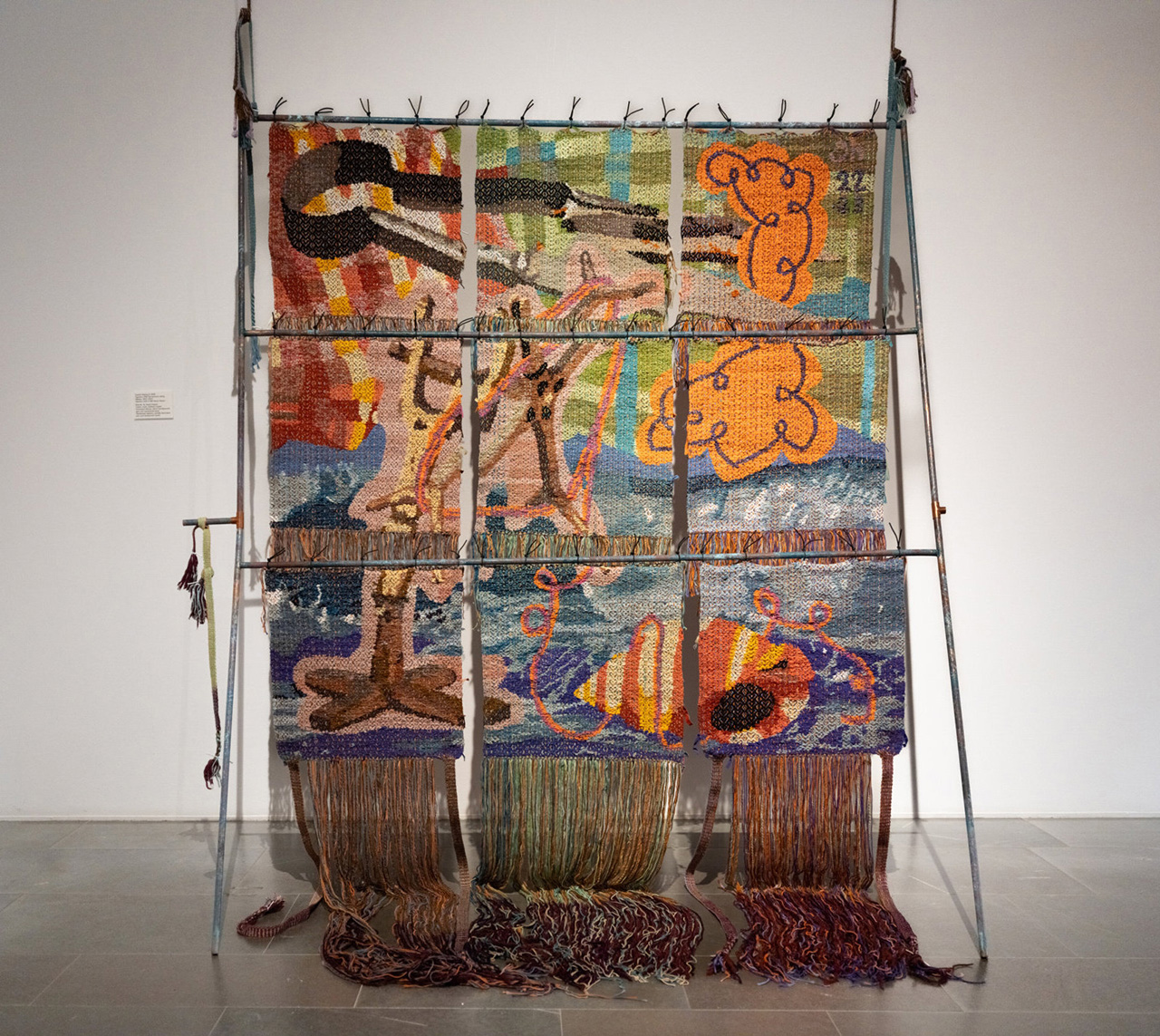 VÄVKONST. Utställningen ”Livet och trasornas väv”, belyser vävstolens betydelse för såväl hantverk som konstskapande. Anne Edelstam har sett utställningen och finner den mycket sevärd. 