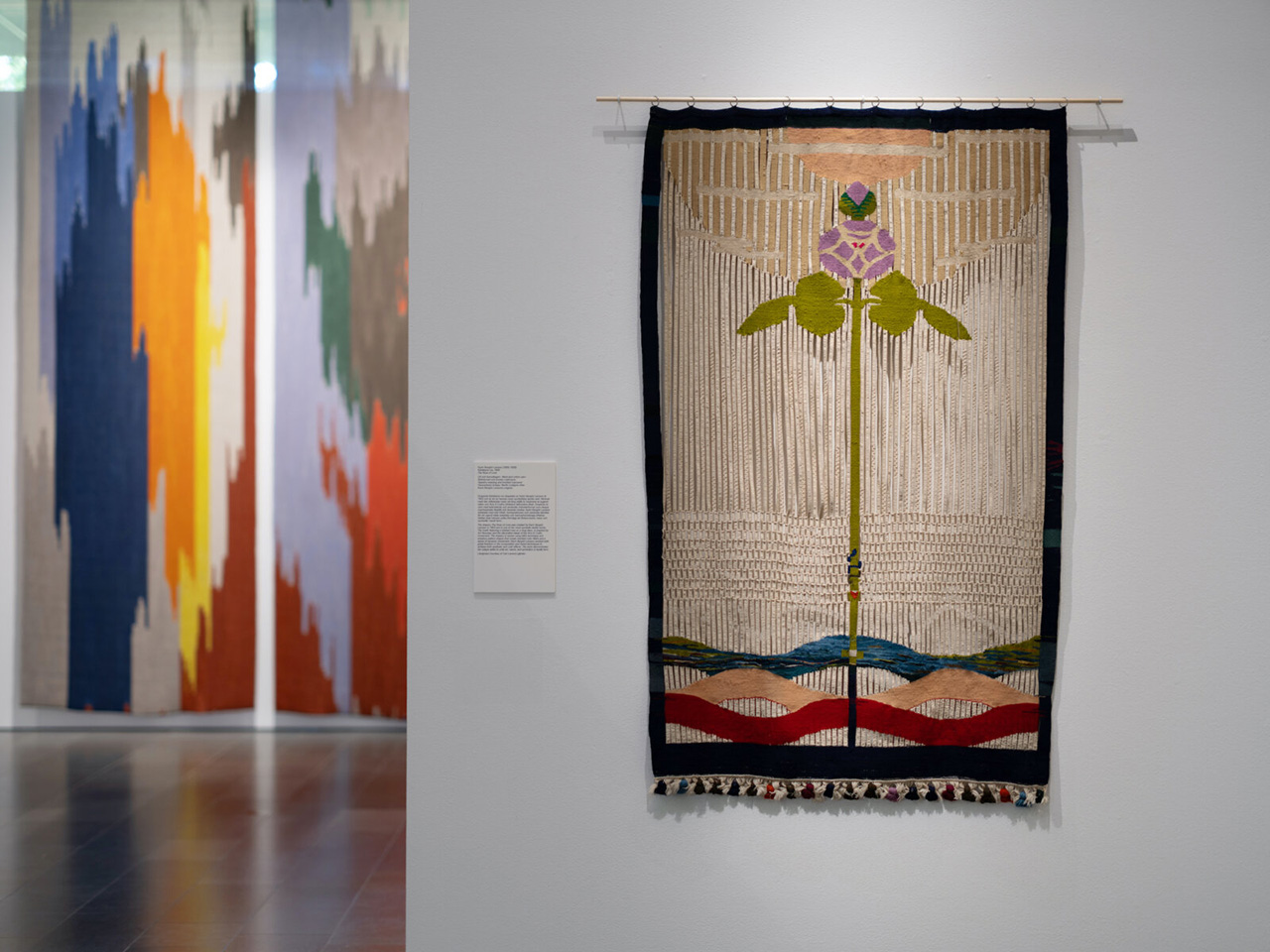 VÄVKONST. Utställningen ”Livet och trasornas väv”, belyser vävstolens betydelse för såväl hantverk som konstskapande. Anne Edelstam har sett utställningen och finner den mycket sevärd. 