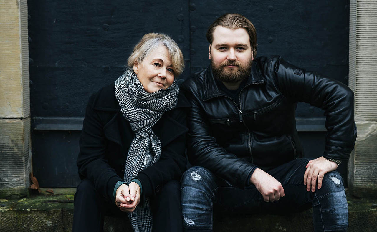 DECKARDUO. Bengt Eriksson fortsätter följa Lena Risberg som nu inleder en ny deckarserie tillsammans med sonen Robert Hedman. Där blir det privata blir lika viktigt som det kriminella. Bengt Eriksson, deckare, domestic noir, deckarhyllan, landsbygden, polisromaner, historisk roman, spänningsromaner,