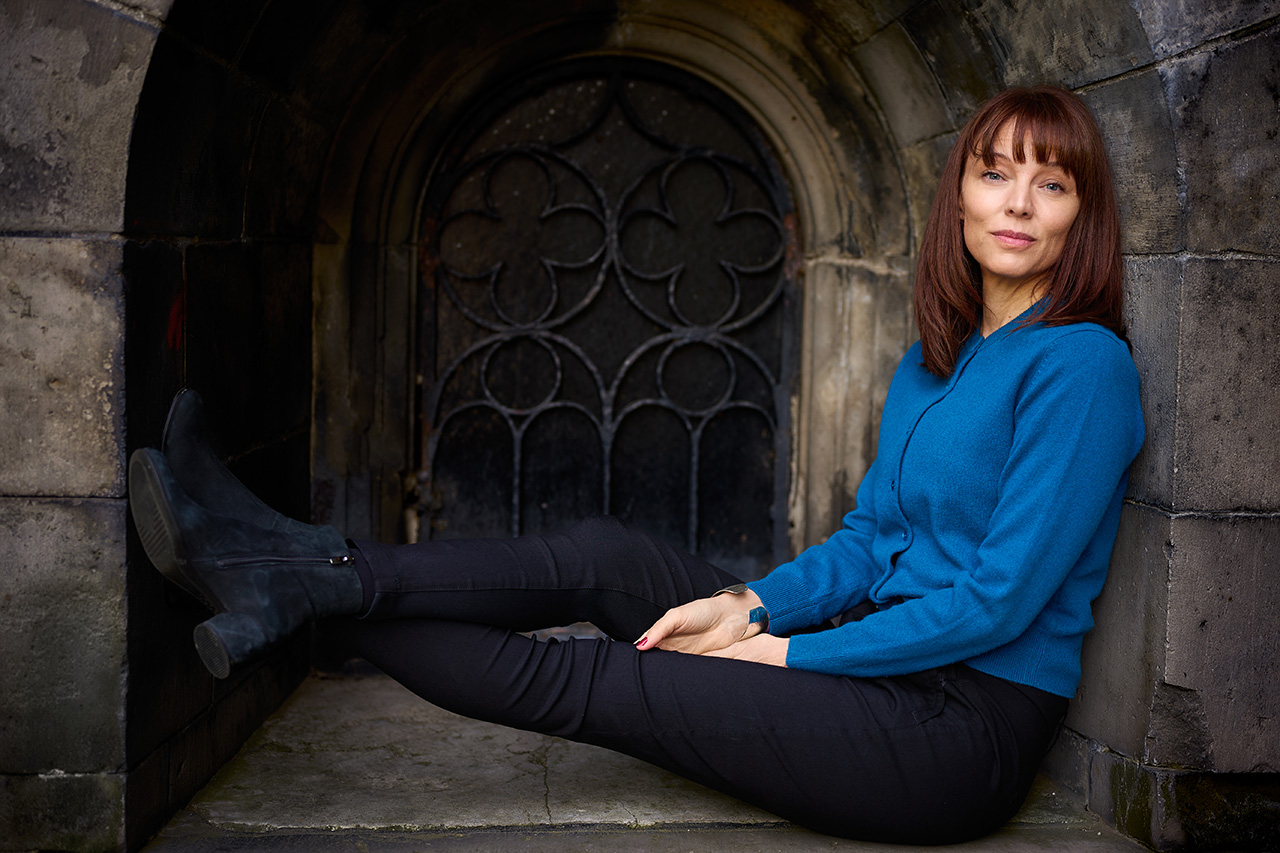 ”Lina Wolffs ’Liken vi begravde’ är inspirerande och stundtals kuslig läsning.” Det skriver Bo Bjelvehammar som har läst den Augustprisnominerade romanen.