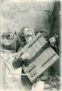 Träd, Gräs och Stenar. Konstnären Ola Åstrand skriver ur ett personligt perspektiv om Träd, Gräs och Stenar, ett progressivt rockband som med tiden har blivit internationellt känt.rock, rockmusik, psykedelisk musik, hippies, Ola Åstrand, vinylskivor, retrokultur,