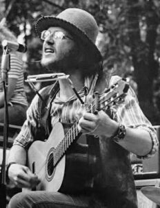 Träd, Gräs och Stenar. Konstnären Ola Åstrand skriver ur ett personligt perspektiv om Träd, Gräs och Stenar, ett progressivt rockband som med tiden har blivit internationellt känt.rock, rockmusik, psykedelisk musik, hippies, Ola Åstrand, vinylskivor, retrokultur,