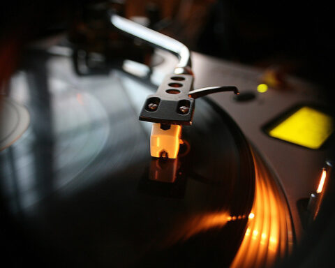 LÅTAR. Lars Thulin har tidigare skrivit i Opulens om musikens betydelse i våra liv. Här presenterar han ytterligare fem låtar som han ser som livsviktiga. popmusik, retrokultur, vinylskivor, populärkultur, sångtexter, musik, Lars Thulin,