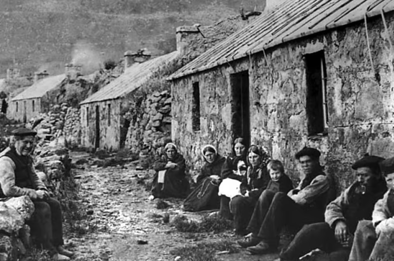 LANDSKAP. Kan själen ha ett landskap? Den frågan försöker Stellan Lindqvist besvara i denna essä. Bland annat skriver han om två specifika öar.Irland, Skottland, själen, Stellan Lindqvist, öar, landskap,