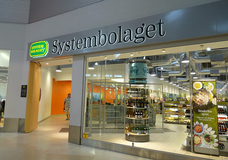 SYSTEMBOLAGET. I veckans krönika förklarar Lars Thulin varför lagen om gårdsförsäljning sannolikt är en dödskyss för Systembolaget. Samt varför monopolet bör bibehållas. Systembolaget, alkoholpolitik, nyliberalism, handeln, marknadskrafter, Moderaterna,