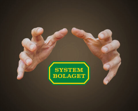 SYSTEMBOLAGET. I veckans krönika förklarar Lars Thulin varför lagen om gårdsförsäljning sannolikt är en dödskyss för Systembolaget. Samt varför monopolet bör bibehållas. Systembolaget, alkoholpolitik, nyliberalism, handeln, marknadskrafter, Moderaterna,