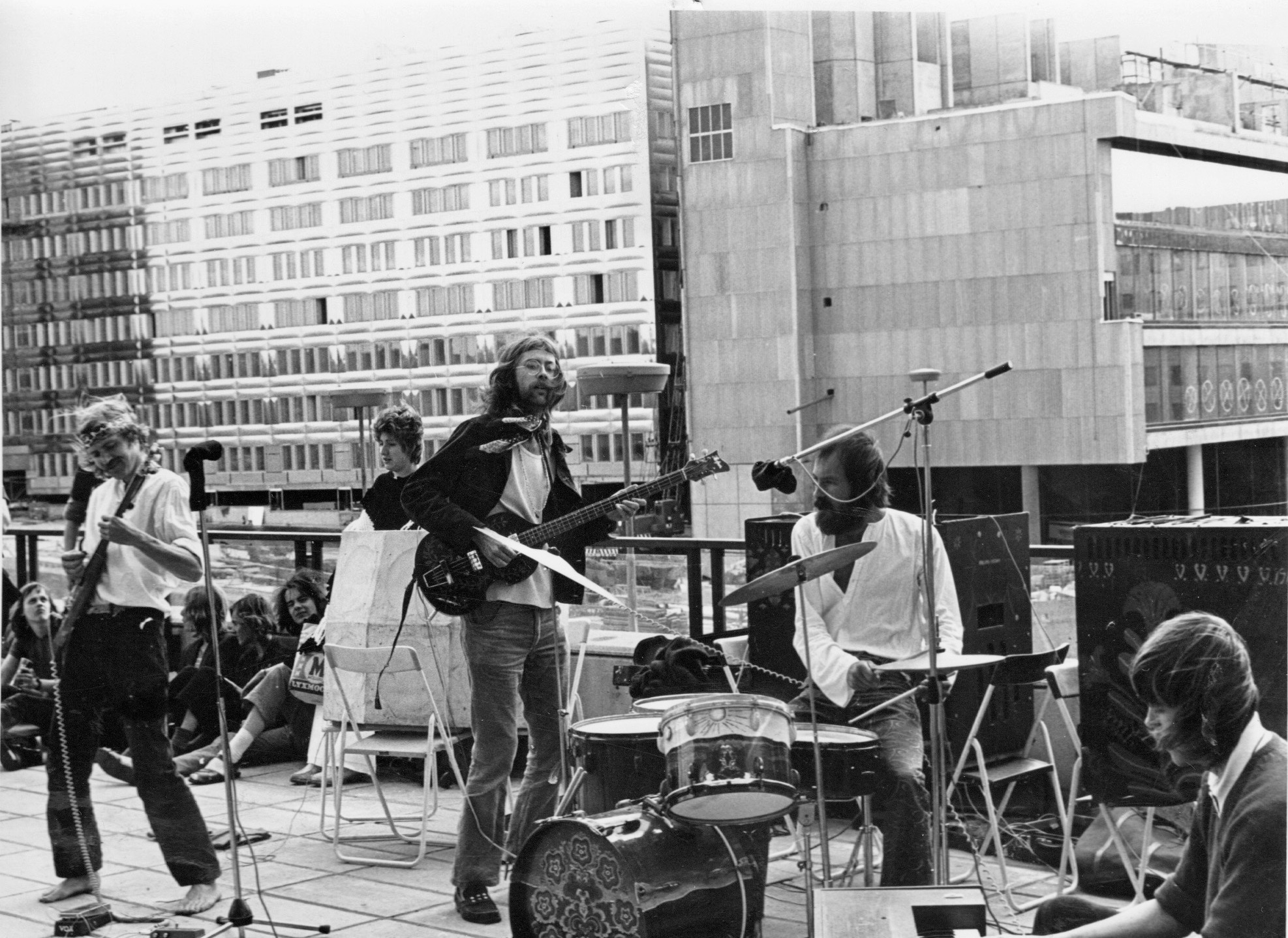 Träd, Gräs och Stenar. Konstnären Ola Åstrand skriver ur ett personligt perspektiv om Träd, Gräs och Stenar, ett progressivt rockband som med tiden har blivit internationellt känt.rock, rockmusik, psykedelisk musik, hippies, Ola Åstrand, vinylskivor, retrokultur,