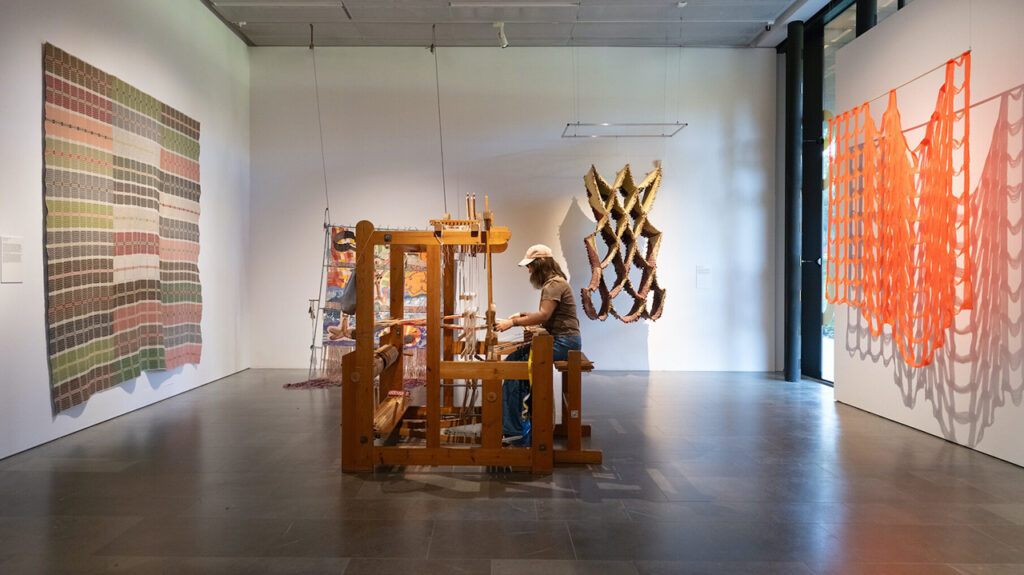 VÄVKONST. Utställningen ”Livet och trasornas väv”, belyser vävstolens betydelse för såväl hantverk som konstskapande. Anne Edelstam har sett utställningen och finner den mycket sevärd.