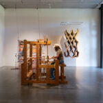 VÄVKONST. Utställningen ”Livet och trasornas väv”, belyser vävstolens betydelse för såväl hantverk som konstskapande. Anne Edelstam har sett utställningen och finner den mycket sevärd.