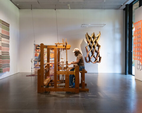 VÄVKONST. Utställningen ”Livet och trasornas väv”, belyser vävstolens betydelse för såväl hantverk som konstskapande. Anne Edelstam har sett utställningen och finner den mycket sevärd.