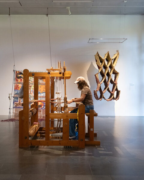 VÄVKONST. Utställningen ”Livet och trasornas väv”, belyser vävstolens betydelse för såväl hantverk som konstskapande. Anne Edelstam har sett utställningen och finner den mycket sevärd.