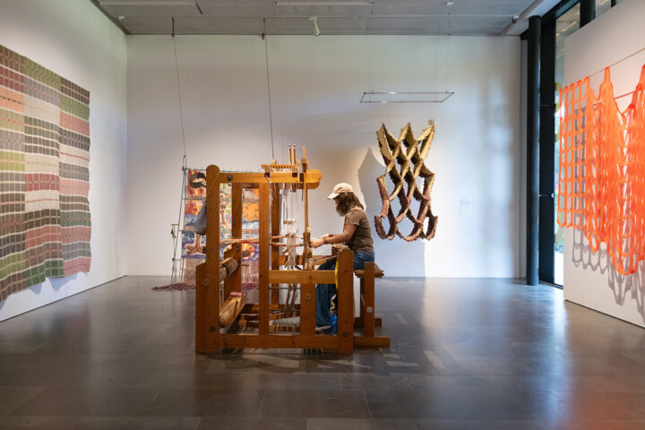 VÄVKONST. Utställningen ”Livet och trasornas väv”, belyser vävstolens betydelse för såväl hantverk som konstskapande. Anne Edelstam har sett utställningen och finner den mycket sevärd.