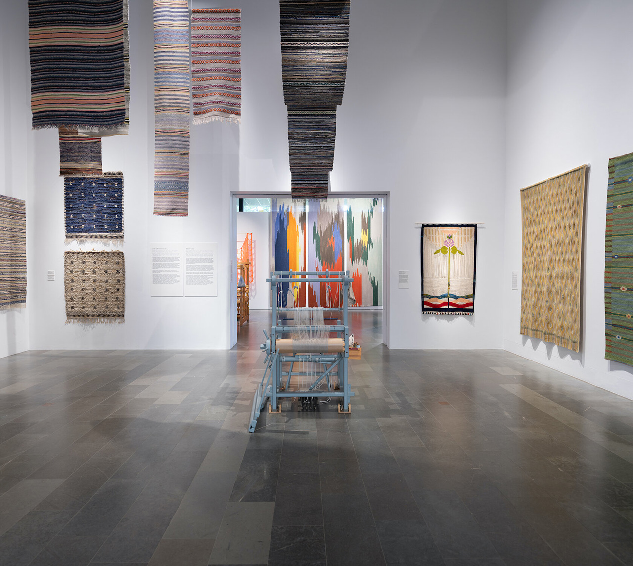 VÄVKONST. Utställningen ”Livet och trasornas väv”, belyser vävstolens betydelse för såväl hantverk som konstskapande. Anne Edelstam har sett utställningen och finner den mycket sevärd. 