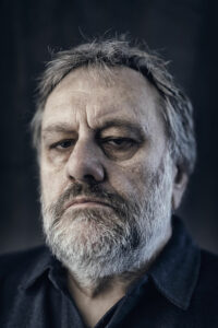 Žižek. Nette Wermeld Enström har läst essäboken ”Krossa framsteget” av Slavoj Žižek. Hon konstaterar att uppgörelsen med framstegsmyten framstår som en politisk nödvändighet.